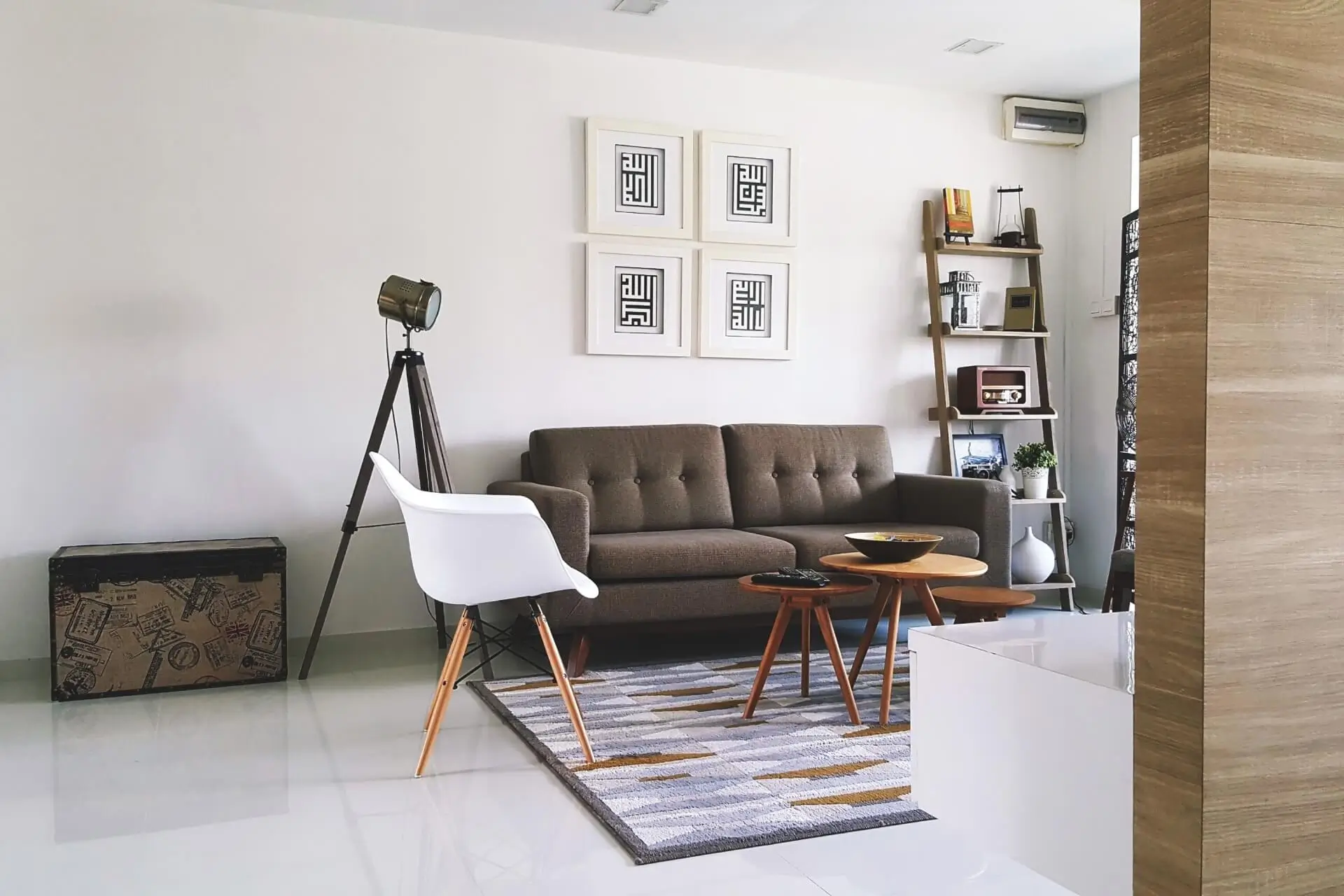 Moderní obývací pokoj s designovými prvky